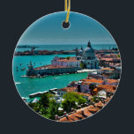 Ornement Rond En Céramique Venise, Italie - vue d'oeil d'oiseau<br><div class="desc">Cette vue aérienne de Venise, Italie montre la fin de canal grand avec le della Dogana de Punta, où Dogana DA troublent est situé (les vieilles coutumes construisant) avec la basilique de salut de della Santa Maria, et une section de della Giudecca de Canale, qui forme ensemble le bassin de...</div>