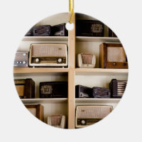 Vieilles radios vintages des années 1950 sur des