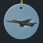 Ornement superbe de frelon de la marine FA-18<br><div class="desc">Le bel article avec un flyby superbe de frelon de la marine F/A-18E/F F-18 avec de la vapeur sur les ailes à l'énigme d'Embry s'envole et les vagues montrent dans Daytona Beach FL.</div>