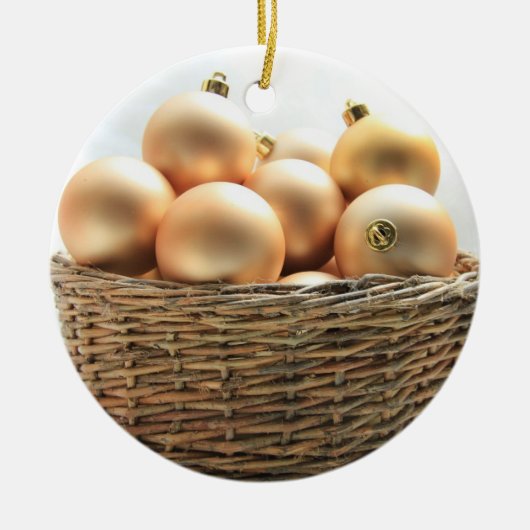 Ornements dans un panier en osier (Devant)