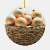 Ornements dans un panier en osier (Dos)