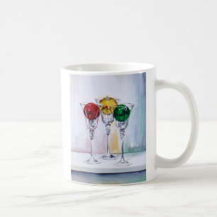 Ornements de Noël dans la tasse en verre de vin