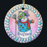 Ornements Snowy Lady Snowman<br><div class="desc">Décor de Snowy Lady Snowman par ArtMuvz Illustration. assorti vêtements de bonhomme de neige, t-shirts, cadeaux de grand-mère. T-shirt de Noël, cadeaux de Noël et vêtements d'hiver. Pour personnaliser, ajoutez votre nom ou ajoutez du texte à la place. Customisez ce ornement de bonhomme de neige pour le rendre unique à...</div>