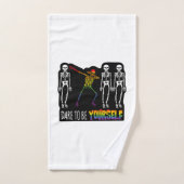 Osez Être Vous-Même Halloween Dabbing Squelette (Serviette à main)
