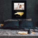 Où Notre Voyage A Commencé En Caroline Du Nord Pho<br><div class="desc">"Where Our Journey Began" carte d'état du couple mariage photo gardien design avec coeur mobile à l'emplacement de votre mariage ou autre occasion mémorable. Pour déplacer l'emplacement du coeur, cliquez simplement sur "Personnaliser", puis "Customiser" et faites glisser le coeur vers l'emplacement de votre choix. Autres états disponibles dans notre boutique...</div>