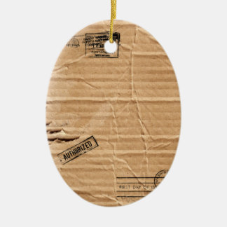 oud beschadigd bruin karton met riemen en zolen keramisch ornament