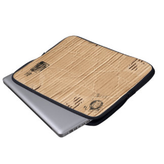 oud beschadigd bruin karton met riemen en zolen laptop sleeve