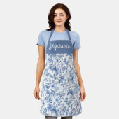 Oud Blauwe Bloem Toile Monogram Schort (Gedragen)