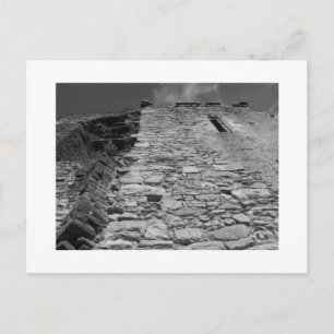 Oud gebouw. Stone Wall en Sky. Briefkaart