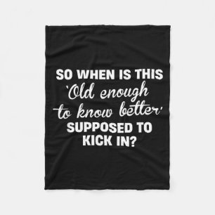 Oud Genoeg Om Beter Te Weten Funny Sarcasme Quote Fleece Deken