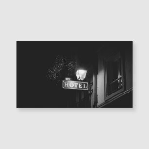 Oud hotelbord, straatlantaarn en veel licht