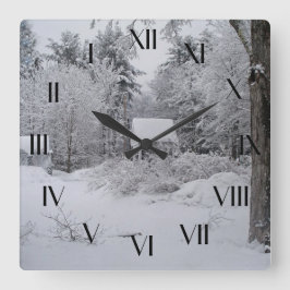 Oud huis in de winter achterwaarts klok