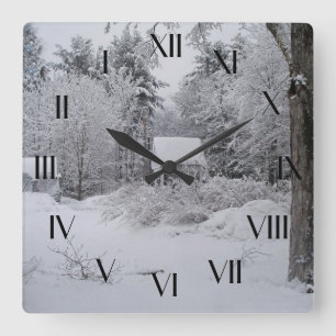 Oud huis in de winter achterwaarts klok