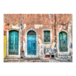 Oud huis met drie deuren en een raam, Sicilië. Foto Afdruk