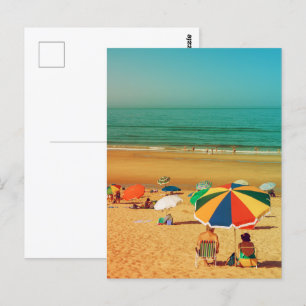 Oud koppel onder strandparaplu in Fonte da Telha. Briefkaart
