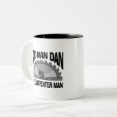 Oud Man Dan Carpenter Man Lumber Builder Funny Tweekleurige Koffiemok (Voorkant links)