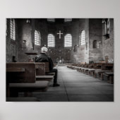 Oud Man dat alleen bidden in de Gothische kerk Poster (Voorkant)