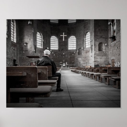 Oud Man dat alleen bidden in de Gothische kerk Poster (Voorkant)