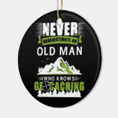 Oud Man dat kennis heeft van geocachingtastische g Keramisch Ornament (Links)