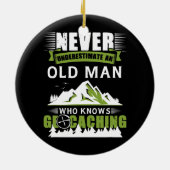 Oud Man dat kennis heeft van geocachingtastische g Keramisch Ornament (Achterkant)