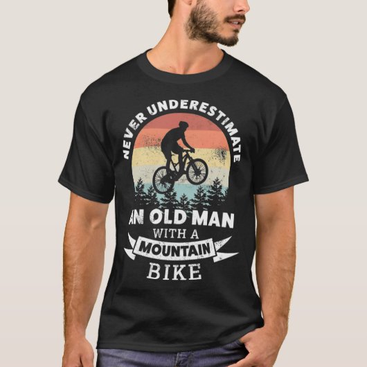 Oud Man met een mountaingeek shirt (Voorkant)