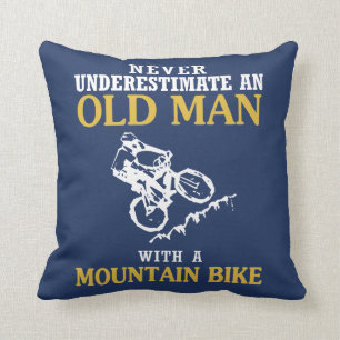 OUD MAN MET EEN MOUNTAIRE MACHT KUSSEN