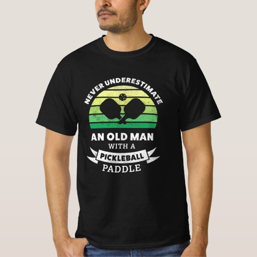 Oud man met een Pickleball Paddle Gift T-shirt (Voorkant)