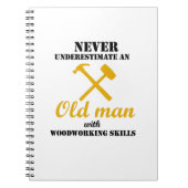 Oud Man met Woodworking Skills Woodworker Funny Notitieboek (Voorkant)