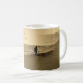 oud man op mok strand (Voorkant rechts)