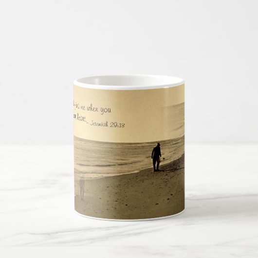 oud man op mok strand (Center)