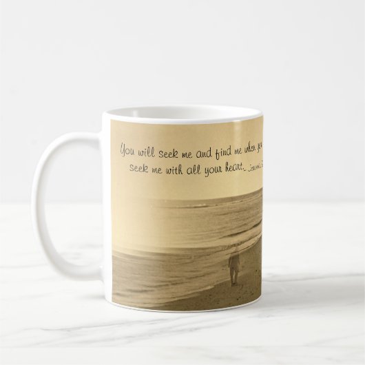oud man op mok strand (Links)