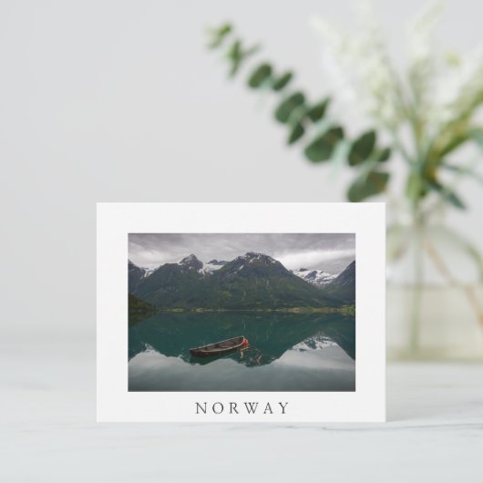 Oud rowboot en berg in het witte briefkaart van No (Staand voorkant)