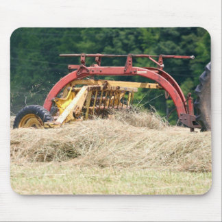 Oud-stijl, gesleept hay Rake op het werk Muismat