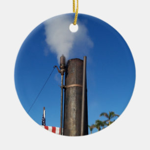 oud stoomfluitje met een witte pluim stoom keramisch ornament