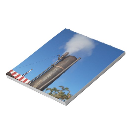 oud stoomfluitje met een witte pluim stoom notitieblok (Gedraaid)