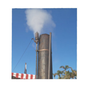 oud stoomfluitje met een witte pluim stoom notitieblok