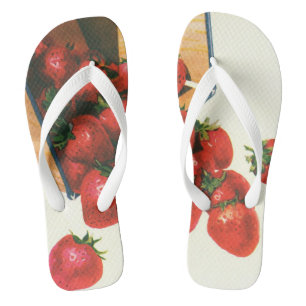 Oude aardbeien in mand, voedsel fruit bessen teenslippers