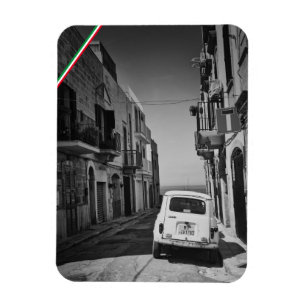Oude auto in een straat in Italië met zee Magneet
