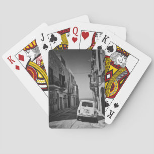 Oude auto in een straat in Italië met zee Pokerkaarten