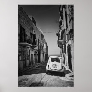 Oude auto in een straat in Italië met zee Poster