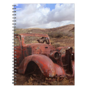 Oude auto in woestijnlandschap notitieboek