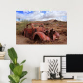 Oude auto in woestijnlandschap poster (Thuiskantoor)