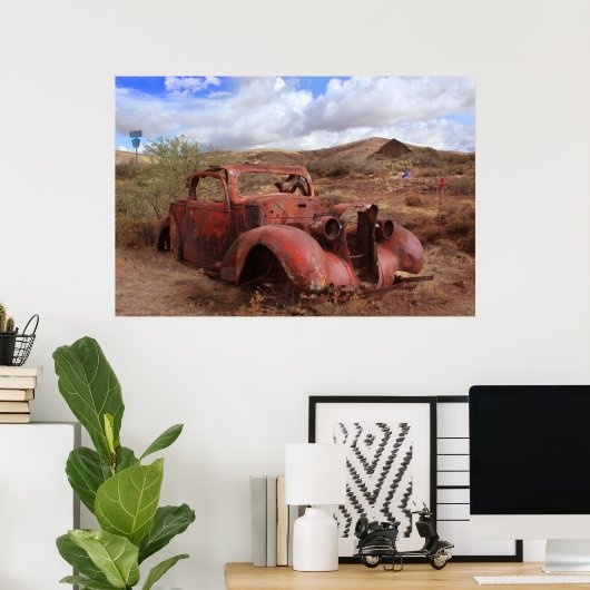Oude auto in woestijnlandschap poster (Thuiskantoor)