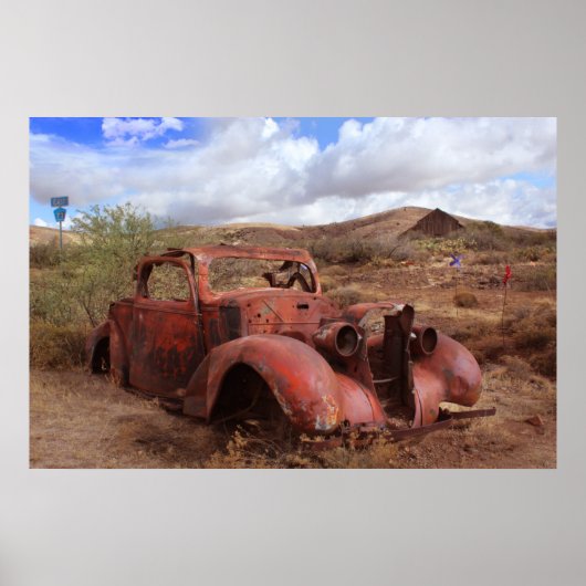 Oude auto in woestijnlandschap poster (Voorkant)