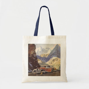 Oude auto op bergweg in de winter met sneeuw tote bag