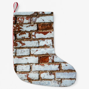 Oude  bakstenen wand met gestrooid wit gipsplaat kleine kerstsok