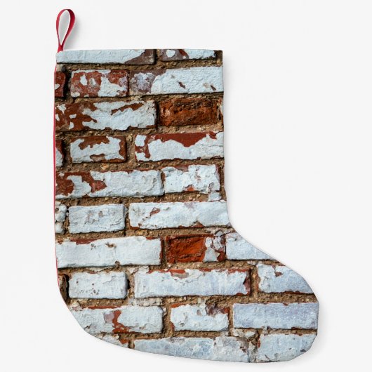 Oude  bakstenen wand met gestrooid wit gipsplaat kleine kerstsok (Voorkant)