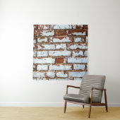 Oude  bakstenen wand met gestrooid wit gipsplaat wandkleed (In situ)