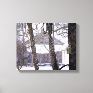 Oude Barn en bomen op de sneeuwfoto Canvas Afdruk