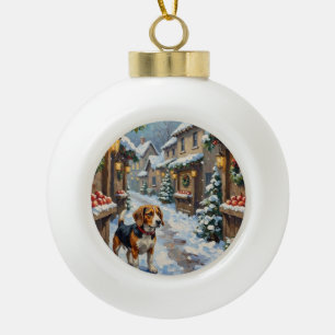 Oude Beagle in besneeuwde kerstmarkt Keramische Bal Ornament